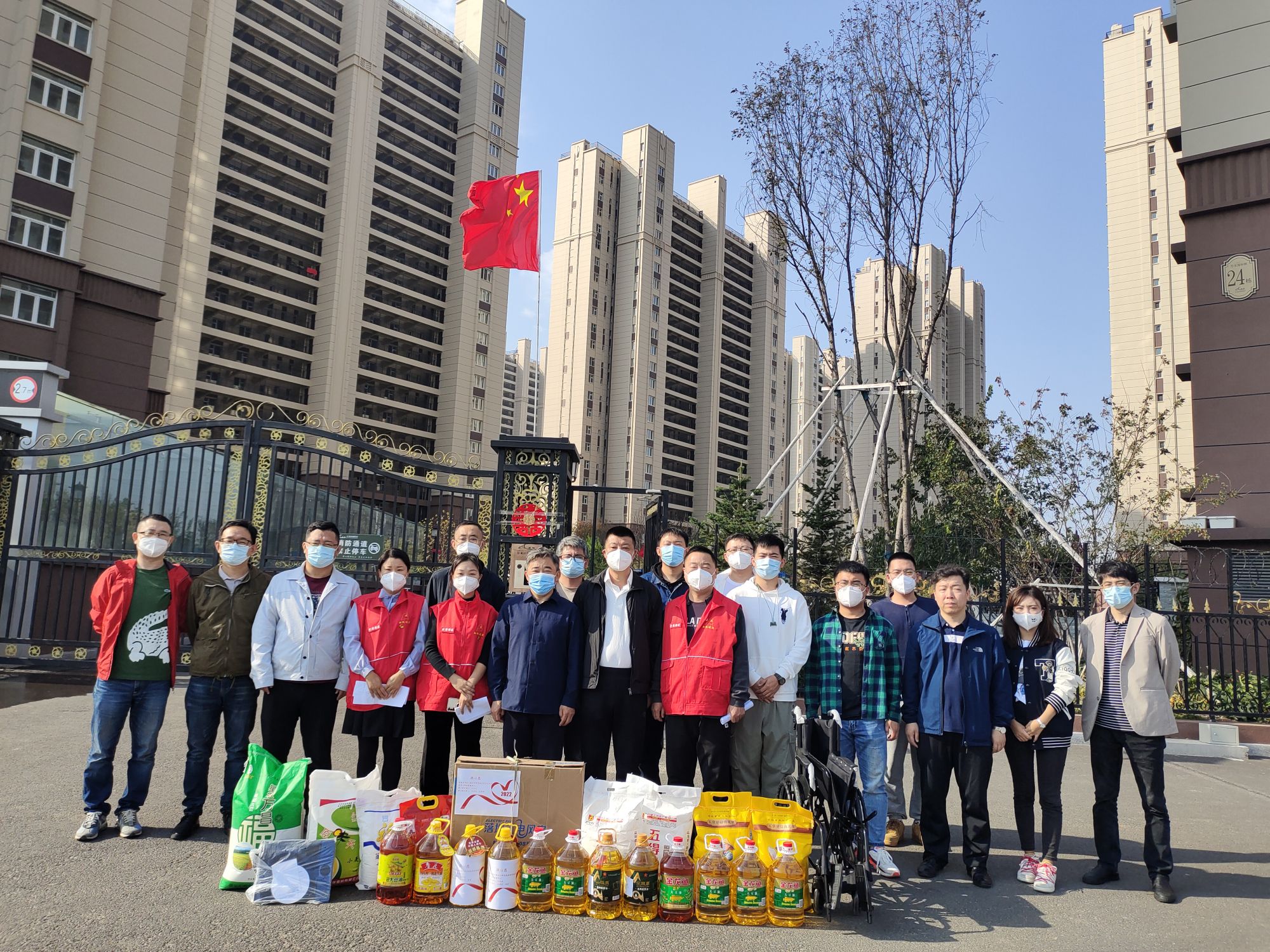 2022年8月29日，志愿者們為臨水社區居民送去米面油等物資